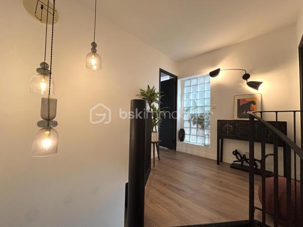 Laissez-vous séduire par cette maison coup de cœur, nichée au sein de la résidence Le Menhir, où chaque espace a été pensé avec soin pour allier élégance, confort et modernité.

Développant 98 m² habitables sur deux niveaux, cette maison offre une atmosphère chaleureuse dès les premiers instants. Les matériaux de qualité, les volumes généreux et la décoration contemporaine en font un bien rare sur le secteur.

Le rez-de-chaussée accueille une magnifique pièce de vie lumineuse, bénéficiant d’une exposition plein sud, idéale pour profiter de la lumière naturelle tout au long de la journée. Le parquet semi-massif apporte une touche d’authenticité et de raffinement à cet espace convivial. Entrée , cellier , séjour / salle à manger avec accès sur la terrasse , cuisine ouverte aménagée et équipée , wc .

La cuisine, résolument moderne, séduit par son design épuré, ses nombreux rangements et son plan de travail en bois qui lui confèrent beaucoup de caractère. Ouverte sur les espaces de vie, elle est parfaite pour partager des moments en famille ou entre amis.

L’espace nuit comprend 3 chambres dont une avec terrasse  , offrant calme et confort, ainsi qu’une salle d’eau au style contemporain avec douche à l’italienne et double vasque et wc . 

À l’extérieur, vous profiterez d’une superbe terrasse de 40 m², entièrement refaite en 2025, véritable prolongement de la maison. Cet espace privilégié est idéal pour recevoir, se détendre ou profiter des beaux jours en toute intimité.

Les prestations :
Maison de 98 m² habitables
5 pièces
3 chambres
Séjour lumineux avec parquet semi-massif
Cuisine aménagée et équipée
Salle d’eau contemporaine
Terrasse de 40 m² refaite à neuf en 2025
Exposition plein sud
Chauffage au gaz
Résidence calme et recherchée Le Menhir
Chaque détail a été soigneusement pensé pour offrir un cadre de vie élégant et confortable. Une adresse idéale pour une famille ou un couple en quête d’un bien alliant charme, fonctionnalité et prestations de qualité.

Un bien rare sur le marché, à découvrir sans tarder.