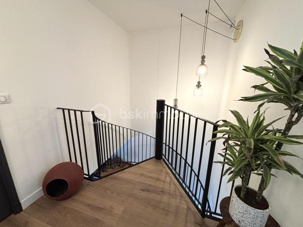 Laissez-vous séduire par cette maison coup de cœur, nichée au sein de la résidence Le Menhir, où chaque espace a été pensé avec soin pour allier élégance, confort et modernité.

Développant 98 m² habitables sur deux niveaux, cette maison offre une atmosphère chaleureuse dès les premiers instants. Les matériaux de qualité, les volumes généreux et la décoration contemporaine en font un bien rare sur le secteur.

Le rez-de-chaussée accueille une magnifique pièce de vie lumineuse, bénéficiant d’une exposition plein sud, idéale pour profiter de la lumière naturelle tout au long de la journée. Le parquet semi-massif apporte une touche d’authenticité et de raffinement à cet espace convivial. Entrée , cellier , séjour / salle à manger avec accès sur la terrasse , cuisine ouverte aménagée et équipée , wc .

La cuisine, résolument moderne, séduit par son design épuré, ses nombreux rangements et son plan de travail en bois qui lui confèrent beaucoup de caractère. Ouverte sur les espaces de vie, elle est parfaite pour partager des moments en famille ou entre amis.

L’espace nuit comprend 3 chambres dont une avec terrasse  , offrant calme et confort, ainsi qu’une salle d’eau au style contemporain avec douche à l’italienne et double vasque et wc . 

À l’extérieur, vous profiterez d’une superbe terrasse de 40 m², entièrement refaite en 2025, véritable prolongement de la maison. Cet espace privilégié est idéal pour recevoir, se détendre ou profiter des beaux jours en toute intimité.

Les prestations :
Maison de 98 m² habitables
5 pièces
3 chambres
Séjour lumineux avec parquet semi-massif
Cuisine aménagée et équipée
Salle d’eau contemporaine
Terrasse de 40 m² refaite à neuf en 2025
Exposition plein sud
Chauffage au gaz
Résidence calme et recherchée Le Menhir
Chaque détail a été soigneusement pensé pour offrir un cadre de vie élégant et confortable. Une adresse idéale pour une famille ou un couple en quête d’un bien alliant charme, fonctionnalité et prestations de qualité.

Un bien rare sur le marché, à découvrir sans tarder.