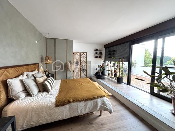 Laissez-vous séduire par cette maison coup de cœur, nichée au sein de la résidence Le Menhir, où chaque espace a été pensé avec soin pour allier élégance, confort et modernité.

Développant 98 m² habitables sur deux niveaux, cette maison offre une atmosphère chaleureuse dès les premiers instants. Les matériaux de qualité, les volumes généreux et la décoration contemporaine en font un bien rare sur le secteur.

Le rez-de-chaussée accueille une magnifique pièce de vie lumineuse, bénéficiant d’une exposition plein sud, idéale pour profiter de la lumière naturelle tout au long de la journée. Le parquet semi-massif apporte une touche d’authenticité et de raffinement à cet espace convivial. Entrée , cellier , séjour / salle à manger avec accès sur la terrasse , cuisine ouverte aménagée et équipée , wc .

La cuisine, résolument moderne, séduit par son design épuré, ses nombreux rangements et son plan de travail en bois qui lui confèrent beaucoup de caractère. Ouverte sur les espaces de vie, elle est parfaite pour partager des moments en famille ou entre amis.

L’espace nuit comprend 3 chambres dont une avec terrasse  , offrant calme et confort, ainsi qu’une salle d’eau au style contemporain avec douche à l’italienne et double vasque et wc . 

À l’extérieur, vous profiterez d’une superbe terrasse de 40 m², entièrement refaite en 2025, véritable prolongement de la maison. Cet espace privilégié est idéal pour recevoir, se détendre ou profiter des beaux jours en toute intimité.

Les prestations :
Maison de 98 m² habitables
5 pièces
3 chambres
Séjour lumineux avec parquet semi-massif
Cuisine aménagée et équipée
Salle d’eau contemporaine
Terrasse de 40 m² refaite à neuf en 2025
Exposition plein sud
Chauffage au gaz
Résidence calme et recherchée Le Menhir
Chaque détail a été soigneusement pensé pour offrir un cadre de vie élégant et confortable. Une adresse idéale pour une famille ou un couple en quête d’un bien alliant charme, fonctionnalité et prestations de qualité.

Un bien rare sur le marché, à découvrir sans tarder.