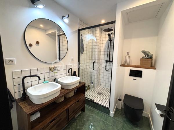 Laissez-vous séduire par cette maison coup de cœur, nichée au sein de la résidence Le Menhir, où chaque espace a été pensé avec soin pour allier élégance, confort et modernité.

Développant 98 m² habitables sur deux niveaux, cette maison offre une atmosphère chaleureuse dès les premiers instants. Les matériaux de qualité, les volumes généreux et la décoration contemporaine en font un bien rare sur le secteur.

Le rez-de-chaussée accueille une magnifique pièce de vie lumineuse, bénéficiant d’une exposition plein sud, idéale pour profiter de la lumière naturelle tout au long de la journée. Le parquet semi-massif apporte une touche d’authenticité et de raffinement à cet espace convivial. Entrée , cellier , séjour / salle à manger avec accès sur la terrasse , cuisine ouverte aménagée et équipée , wc .

La cuisine, résolument moderne, séduit par son design épuré, ses nombreux rangements et son plan de travail en bois qui lui confèrent beaucoup de caractère. Ouverte sur les espaces de vie, elle est parfaite pour partager des moments en famille ou entre amis.

L’espace nuit comprend 3 chambres dont une avec terrasse  , offrant calme et confort, ainsi qu’une salle d’eau au style contemporain avec douche à l’italienne et double vasque et wc . 

À l’extérieur, vous profiterez d’une superbe terrasse de 40 m², entièrement refaite en 2025, véritable prolongement de la maison. Cet espace privilégié est idéal pour recevoir, se détendre ou profiter des beaux jours en toute intimité.

Les prestations :
Maison de 98 m² habitables
5 pièces
3 chambres
Séjour lumineux avec parquet semi-massif
Cuisine aménagée et équipée
Salle d’eau contemporaine
Terrasse de 40 m² refaite à neuf en 2025
Exposition plein sud
Chauffage au gaz
Résidence calme et recherchée Le Menhir
Chaque détail a été soigneusement pensé pour offrir un cadre de vie élégant et confortable. Une adresse idéale pour une famille ou un couple en quête d’un bien alliant charme, fonctionnalité et prestations de qualité.

Un bien rare sur le marché, à découvrir sans tarder.