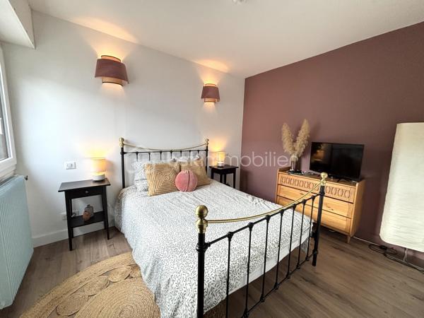 Laissez-vous séduire par cette maison coup de cœur, nichée au sein de la résidence Le Menhir, où chaque espace a été pensé avec soin pour allier élégance, confort et modernité.

Développant 98 m² habitables sur deux niveaux, cette maison offre une atmosphère chaleureuse dès les premiers instants. Les matériaux de qualité, les volumes généreux et la décoration contemporaine en font un bien rare sur le secteur.

Le rez-de-chaussée accueille une magnifique pièce de vie lumineuse, bénéficiant d’une exposition plein sud, idéale pour profiter de la lumière naturelle tout au long de la journée. Le parquet semi-massif apporte une touche d’authenticité et de raffinement à cet espace convivial. Entrée , cellier , séjour / salle à manger avec accès sur la terrasse , cuisine ouverte aménagée et équipée , wc .

La cuisine, résolument moderne, séduit par son design épuré, ses nombreux rangements et son plan de travail en bois qui lui confèrent beaucoup de caractère. Ouverte sur les espaces de vie, elle est parfaite pour partager des moments en famille ou entre amis.

L’espace nuit comprend 3 chambres dont une avec terrasse  , offrant calme et confort, ainsi qu’une salle d’eau au style contemporain avec douche à l’italienne et double vasque et wc . 

À l’extérieur, vous profiterez d’une superbe terrasse de 40 m², entièrement refaite en 2025, véritable prolongement de la maison. Cet espace privilégié est idéal pour recevoir, se détendre ou profiter des beaux jours en toute intimité.

Les prestations :
Maison de 98 m² habitables
5 pièces
3 chambres
Séjour lumineux avec parquet semi-massif
Cuisine aménagée et équipée
Salle d’eau contemporaine
Terrasse de 40 m² refaite à neuf en 2025
Exposition plein sud
Chauffage au gaz
Résidence calme et recherchée Le Menhir
Chaque détail a été soigneusement pensé pour offrir un cadre de vie élégant et confortable. Une adresse idéale pour une famille ou un couple en quête d’un bien alliant charme, fonctionnalité et prestations de qualité.

Un bien rare sur le marché, à découvrir sans tarder.