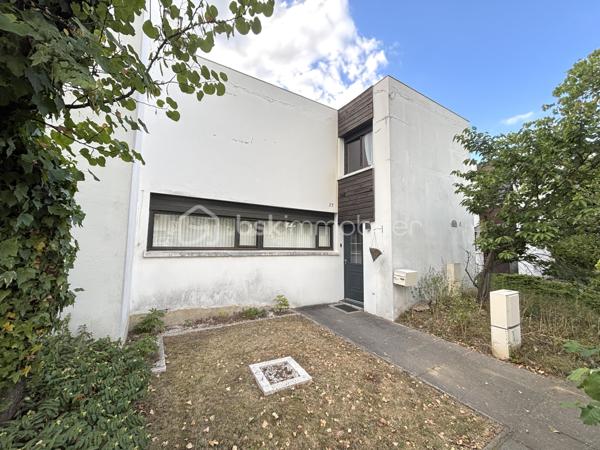 Laissez-vous séduire par cette maison coup de cœur, nichée au sein de la résidence Le Menhir, où chaque espace a été pensé avec soin pour allier élégance, confort et modernité.

Développant 98 m² habitables sur deux niveaux, cette maison offre une atmosphère chaleureuse dès les premiers instants. Les matériaux de qualité, les volumes généreux et la décoration contemporaine en font un bien rare sur le secteur.

Le rez-de-chaussée accueille une magnifique pièce de vie lumineuse, bénéficiant d’une exposition plein sud, idéale pour profiter de la lumière naturelle tout au long de la journée. Le parquet semi-massif apporte une touche d’authenticité et de raffinement à cet espace convivial. Entrée , cellier , séjour / salle à manger avec accès sur la terrasse , cuisine ouverte aménagée et équipée , wc .

La cuisine, résolument moderne, séduit par son design épuré, ses nombreux rangements et son plan de travail en bois qui lui confèrent beaucoup de caractère. Ouverte sur les espaces de vie, elle est parfaite pour partager des moments en famille ou entre amis.

L’espace nuit comprend 3 chambres dont une avec terrasse  , offrant calme et confort, ainsi qu’une salle d’eau au style contemporain avec douche à l’italienne et double vasque et wc . 

À l’extérieur, vous profiterez d’une superbe terrasse de 40 m², entièrement refaite en 2025, véritable prolongement de la maison. Cet espace privilégié est idéal pour recevoir, se détendre ou profiter des beaux jours en toute intimité.

Les prestations :
Maison de 98 m² habitables
5 pièces
3 chambres
Séjour lumineux avec parquet semi-massif
Cuisine aménagée et équipée
Salle d’eau contemporaine
Terrasse de 40 m² refaite à neuf en 2025
Exposition plein sud
Chauffage au gaz
Résidence calme et recherchée Le Menhir
Chaque détail a été soigneusement pensé pour offrir un cadre de vie élégant et confortable. Une adresse idéale pour une famille ou un couple en quête d’un bien alliant charme, fonctionnalité et prestations de qualité.

Un bien rare sur le marché, à découvrir sans tarder.