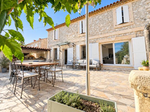 Maison
         5 pièces
        - 138 m² Bien prestige 424 000 € *