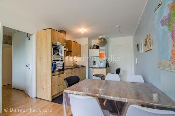 Situé au 4eme  et dernier étage d’une résidence récente de 2014, cet appartement de type F2 vous séduira par son excellent état, sa luminosité et son agencement optimisé.

Dès l’entrée, vous découvrez une pièce de vie conviviale, composée d’un salon ouvert sur une cuisine aménagée et équipée, pensée pour allier confort et fonctionnalité.

Vous profitez également d’un agréable balcon offrant une vue dégagée. 

L’espace nuit se compose d’une chambre spacieuse d’environ 13 m², avec placard, donnant accès à une grande salle de bain avec WC, offrant un vrai confort au quotidien.

L’appartement bénéficie de nombreux rangements et d’un agencement intelligent, optimisant chaque mètre carré.

En annexe :
Une place de parking en sous-sol sécurisé complète ce bien.

Cet appartement est idéal pour un premier achat, ou pour un investissement locatif. Le secteur et ce type de logement sont particulièrement recherchés sur le marché locatif.

Accompagnement à la projection locative sur demande. 

Contactez-moi, dispo 7/7 
Damien 
0659493102