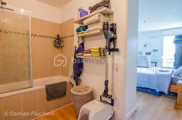 Situé au 4eme  et dernier étage d’une résidence récente de 2014, cet appartement de type F2 vous séduira par son excellent état, sa luminosité et son agencement optimisé.

Dès l’entrée, vous découvrez une pièce de vie conviviale, composée d’un salon ouvert sur une cuisine aménagée et équipée, pensée pour allier confort et fonctionnalité.

Vous profitez également d’un agréable balcon offrant une vue dégagée. 

L’espace nuit se compose d’une chambre spacieuse d’environ 13 m², avec placard, donnant accès à une grande salle de bain avec WC, offrant un vrai confort au quotidien.

L’appartement bénéficie de nombreux rangements et d’un agencement intelligent, optimisant chaque mètre carré.

En annexe :
Une place de parking en sous-sol sécurisé complète ce bien.

Cet appartement est idéal pour un premier achat, ou pour un investissement locatif. Le secteur et ce type de logement sont particulièrement recherchés sur le marché locatif.

Accompagnement à la projection locative sur demande. 

Contactez-moi, dispo 7/7 
Damien 
0659493102