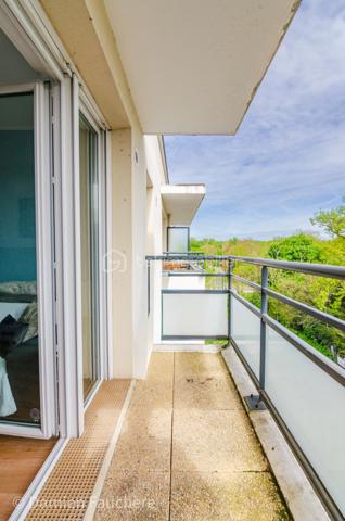 Situé au 4eme  et dernier étage d’une résidence récente de 2014, cet appartement de type F2 vous séduira par son excellent état, sa luminosité et son agencement optimisé.

Dès l’entrée, vous découvrez une pièce de vie conviviale, composée d’un salon ouvert sur une cuisine aménagée et équipée, pensée pour allier confort et fonctionnalité.

Vous profitez également d’un agréable balcon offrant une vue dégagée. 

L’espace nuit se compose d’une chambre spacieuse d’environ 13 m², avec placard, donnant accès à une grande salle de bain avec WC, offrant un vrai confort au quotidien.

L’appartement bénéficie de nombreux rangements et d’un agencement intelligent, optimisant chaque mètre carré.

En annexe :
Une place de parking en sous-sol sécurisé complète ce bien.

Cet appartement est idéal pour un premier achat, ou pour un investissement locatif. Le secteur et ce type de logement sont particulièrement recherchés sur le marché locatif.

Accompagnement à la projection locative sur demande. 

Contactez-moi, dispo 7/7 
Damien 
0659493102