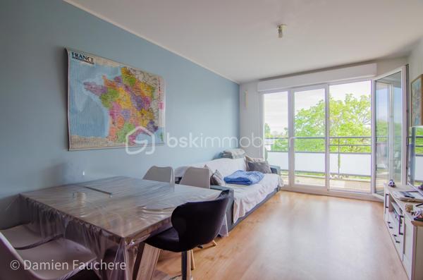 Situé au 4eme  et dernier étage d’une résidence récente de 2014, cet appartement de type F2 vous séduira par son excellent état, sa luminosité et son agencement optimisé.

Dès l’entrée, vous découvrez une pièce de vie conviviale, composée d’un salon ouvert sur une cuisine aménagée et équipée, pensée pour allier confort et fonctionnalité.

Vous profitez également d’un agréable balcon offrant une vue dégagée. 

L’espace nuit se compose d’une chambre spacieuse d’environ 13 m², avec placard, donnant accès à une grande salle de bain avec WC, offrant un vrai confort au quotidien.

L’appartement bénéficie de nombreux rangements et d’un agencement intelligent, optimisant chaque mètre carré.

En annexe :
Une place de parking en sous-sol sécurisé complète ce bien.

Cet appartement est idéal pour un premier achat, ou pour un investissement locatif. Le secteur et ce type de logement sont particulièrement recherchés sur le marché locatif.

Accompagnement à la projection locative sur demande. 

Contactez-moi, dispo 7/7 
Damien 
0659493102