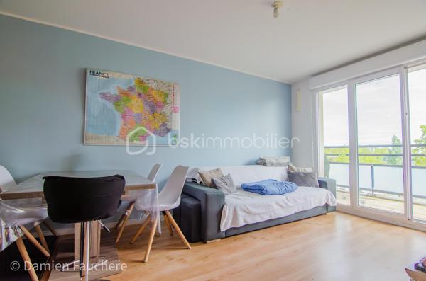 Situé au 4eme  et dernier étage d’une résidence récente de 2014, cet appartement de type F2 vous séduira par son excellent état, sa luminosité et son agencement optimisé.

Dès l’entrée, vous découvrez une pièce de vie conviviale, composée d’un salon ouvert sur une cuisine aménagée et équipée, pensée pour allier confort et fonctionnalité.

Vous profitez également d’un agréable balcon offrant une vue dégagée. 

L’espace nuit se compose d’une chambre spacieuse d’environ 13 m², avec placard, donnant accès à une grande salle de bain avec WC, offrant un vrai confort au quotidien.

L’appartement bénéficie de nombreux rangements et d’un agencement intelligent, optimisant chaque mètre carré.

En annexe :
Une place de parking en sous-sol sécurisé complète ce bien.

Cet appartement est idéal pour un premier achat, ou pour un investissement locatif. Le secteur et ce type de logement sont particulièrement recherchés sur le marché locatif.

Accompagnement à la projection locative sur demande. 

Contactez-moi, dispo 7/7 
Damien 
0659493102