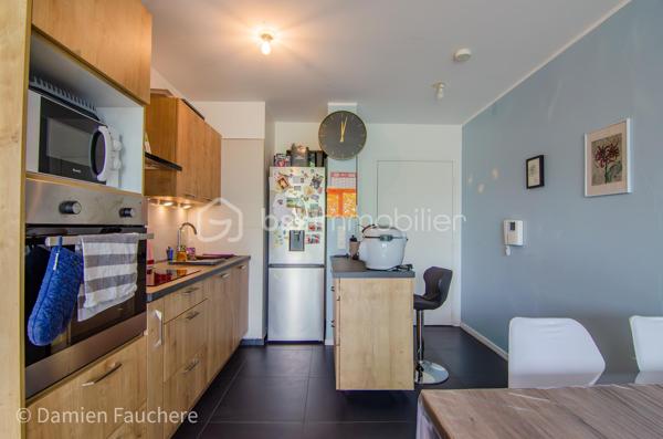 Situé au 4eme  et dernier étage d’une résidence récente de 2014, cet appartement de type F2 vous séduira par son excellent état, sa luminosité et son agencement optimisé.

Dès l’entrée, vous découvrez une pièce de vie conviviale, composée d’un salon ouvert sur une cuisine aménagée et équipée, pensée pour allier confort et fonctionnalité.

Vous profitez également d’un agréable balcon offrant une vue dégagée. 

L’espace nuit se compose d’une chambre spacieuse d’environ 13 m², avec placard, donnant accès à une grande salle de bain avec WC, offrant un vrai confort au quotidien.

L’appartement bénéficie de nombreux rangements et d’un agencement intelligent, optimisant chaque mètre carré.

En annexe :
Une place de parking en sous-sol sécurisé complète ce bien.

Cet appartement est idéal pour un premier achat, ou pour un investissement locatif. Le secteur et ce type de logement sont particulièrement recherchés sur le marché locatif.

Accompagnement à la projection locative sur demande. 

Contactez-moi, dispo 7/7 
Damien 
0659493102