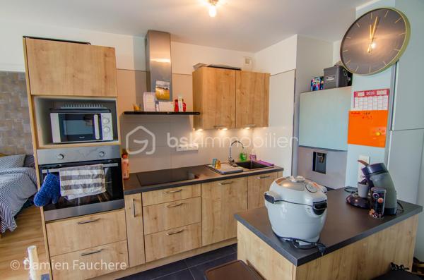 Situé au 4eme  et dernier étage d’une résidence récente de 2014, cet appartement de type F2 vous séduira par son excellent état, sa luminosité et son agencement optimisé.

Dès l’entrée, vous découvrez une pièce de vie conviviale, composée d’un salon ouvert sur une cuisine aménagée et équipée, pensée pour allier confort et fonctionnalité.

Vous profitez également d’un agréable balcon offrant une vue dégagée. 

L’espace nuit se compose d’une chambre spacieuse d’environ 13 m², avec placard, donnant accès à une grande salle de bain avec WC, offrant un vrai confort au quotidien.

L’appartement bénéficie de nombreux rangements et d’un agencement intelligent, optimisant chaque mètre carré.

En annexe :
Une place de parking en sous-sol sécurisé complète ce bien.

Cet appartement est idéal pour un premier achat, ou pour un investissement locatif. Le secteur et ce type de logement sont particulièrement recherchés sur le marché locatif.

Accompagnement à la projection locative sur demande. 

Contactez-moi, dispo 7/7 
Damien 
0659493102