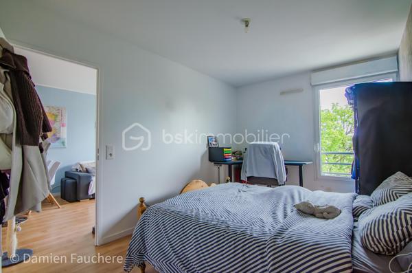 Situé au 4eme  et dernier étage d’une résidence récente de 2014, cet appartement de type F2 vous séduira par son excellent état, sa luminosité et son agencement optimisé.

Dès l’entrée, vous découvrez une pièce de vie conviviale, composée d’un salon ouvert sur une cuisine aménagée et équipée, pensée pour allier confort et fonctionnalité.

Vous profitez également d’un agréable balcon offrant une vue dégagée. 

L’espace nuit se compose d’une chambre spacieuse d’environ 13 m², avec placard, donnant accès à une grande salle de bain avec WC, offrant un vrai confort au quotidien.

L’appartement bénéficie de nombreux rangements et d’un agencement intelligent, optimisant chaque mètre carré.

En annexe :
Une place de parking en sous-sol sécurisé complète ce bien.

Cet appartement est idéal pour un premier achat, ou pour un investissement locatif. Le secteur et ce type de logement sont particulièrement recherchés sur le marché locatif.

Accompagnement à la projection locative sur demande. 

Contactez-moi, dispo 7/7 
Damien 
0659493102