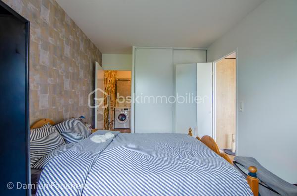 Situé au 4eme  et dernier étage d’une résidence récente de 2014, cet appartement de type F2 vous séduira par son excellent état, sa luminosité et son agencement optimisé.

Dès l’entrée, vous découvrez une pièce de vie conviviale, composée d’un salon ouvert sur une cuisine aménagée et équipée, pensée pour allier confort et fonctionnalité.

Vous profitez également d’un agréable balcon offrant une vue dégagée. 

L’espace nuit se compose d’une chambre spacieuse d’environ 13 m², avec placard, donnant accès à une grande salle de bain avec WC, offrant un vrai confort au quotidien.

L’appartement bénéficie de nombreux rangements et d’un agencement intelligent, optimisant chaque mètre carré.

En annexe :
Une place de parking en sous-sol sécurisé complète ce bien.

Cet appartement est idéal pour un premier achat, ou pour un investissement locatif. Le secteur et ce type de logement sont particulièrement recherchés sur le marché locatif.

Accompagnement à la projection locative sur demande. 

Contactez-moi, dispo 7/7 
Damien 
0659493102