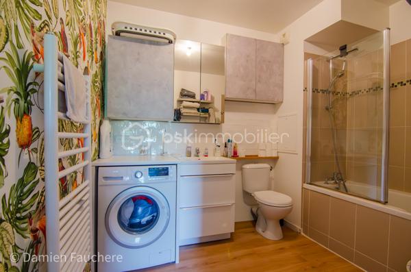 Situé au 4eme  et dernier étage d’une résidence récente de 2014, cet appartement de type F2 vous séduira par son excellent état, sa luminosité et son agencement optimisé.

Dès l’entrée, vous découvrez une pièce de vie conviviale, composée d’un salon ouvert sur une cuisine aménagée et équipée, pensée pour allier confort et fonctionnalité.

Vous profitez également d’un agréable balcon offrant une vue dégagée. 

L’espace nuit se compose d’une chambre spacieuse d’environ 13 m², avec placard, donnant accès à une grande salle de bain avec WC, offrant un vrai confort au quotidien.

L’appartement bénéficie de nombreux rangements et d’un agencement intelligent, optimisant chaque mètre carré.

En annexe :
Une place de parking en sous-sol sécurisé complète ce bien.

Cet appartement est idéal pour un premier achat, ou pour un investissement locatif. Le secteur et ce type de logement sont particulièrement recherchés sur le marché locatif.

Accompagnement à la projection locative sur demande. 

Contactez-moi, dispo 7/7 
Damien 
0659493102