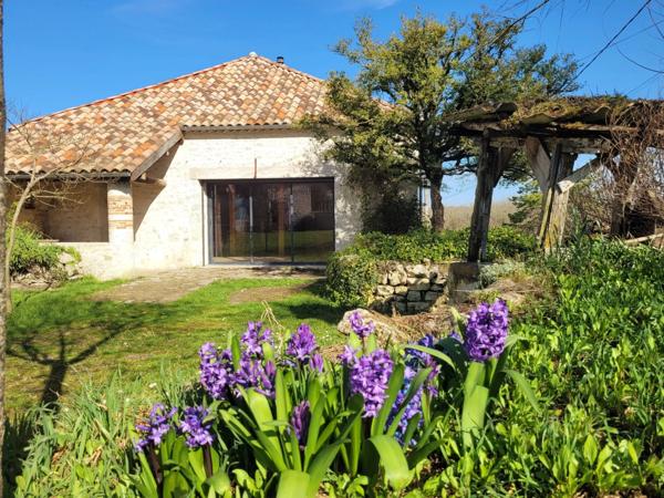 Maison de campagne avec dépendances.