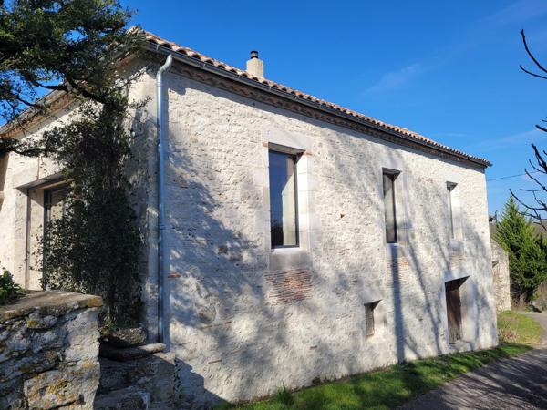 Maison de campagne avec dépendances.
