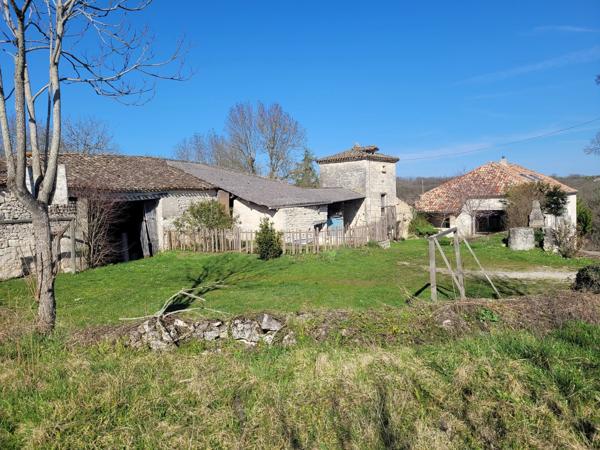 Maison de campagne avec dépendances.