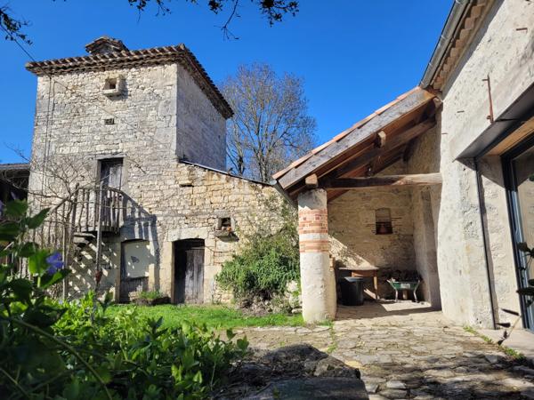 Maison de campagne avec dépendances.
