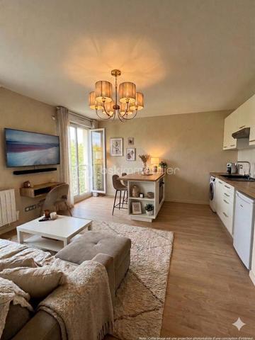 Contact : SOPHIA GACI  - 06.15.07.82.92

Secteur  : Paul de Kock, Romainville (93230)
Prix : 160 000 €  FAI
Surface : 27,07 m² (Loi Carrez) + Terrasse 5,5 m²
Étage : 2ème étage sur 6 (avec ascenseur)

📝 Descriptif du bien
Situé au sein d'une copropriété de standing récente (2019) très recherchée, venez découvrir ce superbe et grand studio de 27,07 m², lumineux et parfaitement agencé. L'immeuble se distingue par la grande qualité de ses prestations et des parties communes irréprochables.

Le bien se compose :

D'une pièce de vie spacieuse et facile à meubler, baignée de lumière, s'ouvrant sur l'extérieur.

D'une magnifique terrasse de 5,5 m², un véritable espace de vie supplémentaire pour les beaux jours.

D'une grande salle d'eau moderne avec WC intégré et espace machine.

📍 Emplacement privilégié
Idéalement situé, vous profitez d'un environnement calme tout en restant à proximité immédiate des commerces, des commodités et des transports pour un accès rapide à Paris.

💼 Côté Investissement (Opportunité Fin de Pinel)
Le point fort : Le logement est aujourd'hui vendu libre de toute occupation et sorti du dispositif Pinel.

Pour un investisseur : Vous êtes désormais totalement libre de fixer le nouveau loyer au prix du marché (sans plafonnement Pinel), ce qui garantit une rentabilité immédiate bien supérieure !

Pour un acheteur en résidence principale : Posez vos valises dans un appartement quasi-neuf sans attendre la fin d'un bail.

🔍 Informations financières & techniques
Année de construction : 2019 (Normes RT2012, excellente isolation thermique et phonique).

Étage : 2ème sur 6 avec ascenseur.

Charges de copropriété : 2 688 € / an (soit environ 224 € / mois, incluant l'entretien de cet immeuble de standing, l'ascenseur et les charges communes, eau chaude, eau froide).

DPE : EN COURS

📞 Contactez-nous dès aujourd'hui pour planifier une visite ! Un bien de cette qualité dans une résidence de 2019 avec extérieur est un produit rare sur le secteur.