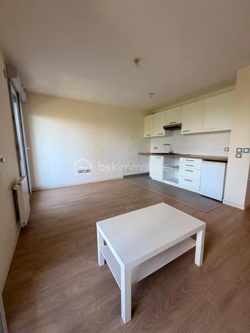 Contact : SOPHIA GACI  - 06.15.07.82.92

Secteur  : Paul de Kock, Romainville (93230)
Prix : 160 000 €  FAI
Surface : 27,07 m² (Loi Carrez) + Terrasse 5,5 m²
Étage : 2ème étage sur 6 (avec ascenseur)

📝 Descriptif du bien
Situé au sein d'une copropriété de standing récente (2019) très recherchée, venez découvrir ce superbe et grand studio de 27,07 m², lumineux et parfaitement agencé. L'immeuble se distingue par la grande qualité de ses prestations et des parties communes irréprochables.

Le bien se compose :

D'une pièce de vie spacieuse et facile à meubler, baignée de lumière, s'ouvrant sur l'extérieur.

D'une magnifique terrasse de 5,5 m², un véritable espace de vie supplémentaire pour les beaux jours.

D'une grande salle d'eau moderne avec WC intégré et espace machine.

📍 Emplacement privilégié
Idéalement situé, vous profitez d'un environnement calme tout en restant à proximité immédiate des commerces, des commodités et des transports pour un accès rapide à Paris.

💼 Côté Investissement (Opportunité Fin de Pinel)
Le point fort : Le logement est aujourd'hui vendu libre de toute occupation et sorti du dispositif Pinel.

Pour un investisseur : Vous êtes désormais totalement libre de fixer le nouveau loyer au prix du marché (sans plafonnement Pinel), ce qui garantit une rentabilité immédiate bien supérieure !

Pour un acheteur en résidence principale : Posez vos valises dans un appartement quasi-neuf sans attendre la fin d'un bail.

🔍 Informations financières & techniques
Année de construction : 2019 (Normes RT2012, excellente isolation thermique et phonique).

Étage : 2ème sur 6 avec ascenseur.

Charges de copropriété : 2 688 € / an (soit environ 224 € / mois, incluant l'entretien de cet immeuble de standing, l'ascenseur et les charges communes, eau chaude, eau froide).

DPE : EN COURS

📞 Contactez-nous dès aujourd'hui pour planifier une visite ! Un bien de cette qualité dans une résidence de 2019 avec extérieur est un produit rare sur le secteur.