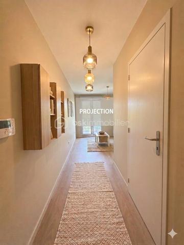 Contact : SOPHIA GACI  - 06.15.07.82.92

Secteur  : Paul de Kock, Romainville (93230)
Prix : 160 000 €  FAI
Surface : 27,07 m² (Loi Carrez) + Terrasse 5,5 m²
Étage : 2ème étage sur 6 (avec ascenseur)

📝 Descriptif du bien
Situé au sein d'une copropriété de standing récente (2019) très recherchée, venez découvrir ce superbe et grand studio de 27,07 m², lumineux et parfaitement agencé. L'immeuble se distingue par la grande qualité de ses prestations et des parties communes irréprochables.

Le bien se compose :

D'une pièce de vie spacieuse et facile à meubler, baignée de lumière, s'ouvrant sur l'extérieur.

D'une magnifique terrasse de 5,5 m², un véritable espace de vie supplémentaire pour les beaux jours.

D'une grande salle d'eau moderne avec WC intégré et espace machine.

📍 Emplacement privilégié
Idéalement situé, vous profitez d'un environnement calme tout en restant à proximité immédiate des commerces, des commodités et des transports pour un accès rapide à Paris.

💼 Côté Investissement (Opportunité Fin de Pinel)
Le point fort : Le logement est aujourd'hui vendu libre de toute occupation et sorti du dispositif Pinel.

Pour un investisseur : Vous êtes désormais totalement libre de fixer le nouveau loyer au prix du marché (sans plafonnement Pinel), ce qui garantit une rentabilité immédiate bien supérieure !

Pour un acheteur en résidence principale : Posez vos valises dans un appartement quasi-neuf sans attendre la fin d'un bail.

🔍 Informations financières & techniques
Année de construction : 2019 (Normes RT2012, excellente isolation thermique et phonique).

Étage : 2ème sur 6 avec ascenseur.

Charges de copropriété : 2 688 € / an (soit environ 224 € / mois, incluant l'entretien de cet immeuble de standing, l'ascenseur et les charges communes, eau chaude, eau froide).

DPE : EN COURS

📞 Contactez-nous dès aujourd'hui pour planifier une visite ! Un bien de cette qualité dans une résidence de 2019 avec extérieur est un produit rare sur le secteur.