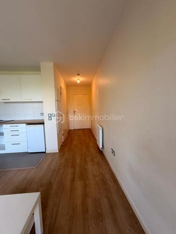 Contact : SOPHIA GACI  - 06.15.07.82.92

Secteur  : Paul de Kock, Romainville (93230)
Prix : 160 000 €  FAI
Surface : 27,07 m² (Loi Carrez) + Terrasse 5,5 m²
Étage : 2ème étage sur 6 (avec ascenseur)

📝 Descriptif du bien
Situé au sein d'une copropriété de standing récente (2019) très recherchée, venez découvrir ce superbe et grand studio de 27,07 m², lumineux et parfaitement agencé. L'immeuble se distingue par la grande qualité de ses prestations et des parties communes irréprochables.

Le bien se compose :

D'une pièce de vie spacieuse et facile à meubler, baignée de lumière, s'ouvrant sur l'extérieur.

D'une magnifique terrasse de 5,5 m², un véritable espace de vie supplémentaire pour les beaux jours.

D'une grande salle d'eau moderne avec WC intégré et espace machine.

📍 Emplacement privilégié
Idéalement situé, vous profitez d'un environnement calme tout en restant à proximité immédiate des commerces, des commodités et des transports pour un accès rapide à Paris.

💼 Côté Investissement (Opportunité Fin de Pinel)
Le point fort : Le logement est aujourd'hui vendu libre de toute occupation et sorti du dispositif Pinel.

Pour un investisseur : Vous êtes désormais totalement libre de fixer le nouveau loyer au prix du marché (sans plafonnement Pinel), ce qui garantit une rentabilité immédiate bien supérieure !

Pour un acheteur en résidence principale : Posez vos valises dans un appartement quasi-neuf sans attendre la fin d'un bail.

🔍 Informations financières & techniques
Année de construction : 2019 (Normes RT2012, excellente isolation thermique et phonique).

Étage : 2ème sur 6 avec ascenseur.

Charges de copropriété : 2 688 € / an (soit environ 224 € / mois, incluant l'entretien de cet immeuble de standing, l'ascenseur et les charges communes, eau chaude, eau froide).

DPE : EN COURS

📞 Contactez-nous dès aujourd'hui pour planifier une visite ! Un bien de cette qualité dans une résidence de 2019 avec extérieur est un produit rare sur le secteur.