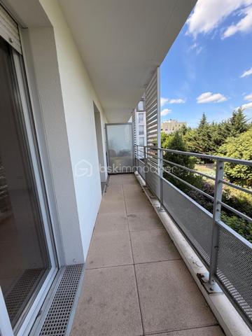 Contact : SOPHIA GACI  - 06.15.07.82.92

Secteur  : Paul de Kock, Romainville (93230)
Prix : 160 000 €  FAI
Surface : 27,07 m² (Loi Carrez) + Terrasse 5,5 m²
Étage : 2ème étage sur 6 (avec ascenseur)

📝 Descriptif du bien
Situé au sein d'une copropriété de standing récente (2019) très recherchée, venez découvrir ce superbe et grand studio de 27,07 m², lumineux et parfaitement agencé. L'immeuble se distingue par la grande qualité de ses prestations et des parties communes irréprochables.

Le bien se compose :

D'une pièce de vie spacieuse et facile à meubler, baignée de lumière, s'ouvrant sur l'extérieur.

D'une magnifique terrasse de 5,5 m², un véritable espace de vie supplémentaire pour les beaux jours.

D'une grande salle d'eau moderne avec WC intégré et espace machine.

📍 Emplacement privilégié
Idéalement situé, vous profitez d'un environnement calme tout en restant à proximité immédiate des commerces, des commodités et des transports pour un accès rapide à Paris.

💼 Côté Investissement (Opportunité Fin de Pinel)
Le point fort : Le logement est aujourd'hui vendu libre de toute occupation et sorti du dispositif Pinel.

Pour un investisseur : Vous êtes désormais totalement libre de fixer le nouveau loyer au prix du marché (sans plafonnement Pinel), ce qui garantit une rentabilité immédiate bien supérieure !

Pour un acheteur en résidence principale : Posez vos valises dans un appartement quasi-neuf sans attendre la fin d'un bail.

🔍 Informations financières & techniques
Année de construction : 2019 (Normes RT2012, excellente isolation thermique et phonique).

Étage : 2ème sur 6 avec ascenseur.

Charges de copropriété : 2 688 € / an (soit environ 224 € / mois, incluant l'entretien de cet immeuble de standing, l'ascenseur et les charges communes, eau chaude, eau froide).

DPE : EN COURS

📞 Contactez-nous dès aujourd'hui pour planifier une visite ! Un bien de cette qualité dans une résidence de 2019 avec extérieur est un produit rare sur le secteur.