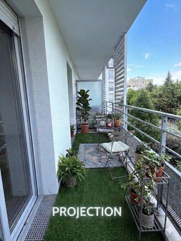 Contact : SOPHIA GACI  - 06.15.07.82.92

Secteur  : Paul de Kock, Romainville (93230)
Prix : 160 000 €  FAI
Surface : 27,07 m² (Loi Carrez) + Terrasse 5,5 m²
Étage : 2ème étage sur 6 (avec ascenseur)

📝 Descriptif du bien
Situé au sein d'une copropriété de standing récente (2019) très recherchée, venez découvrir ce superbe et grand studio de 27,07 m², lumineux et parfaitement agencé. L'immeuble se distingue par la grande qualité de ses prestations et des parties communes irréprochables.

Le bien se compose :

D'une pièce de vie spacieuse et facile à meubler, baignée de lumière, s'ouvrant sur l'extérieur.

D'une magnifique terrasse de 5,5 m², un véritable espace de vie supplémentaire pour les beaux jours.

D'une grande salle d'eau moderne avec WC intégré et espace machine.

📍 Emplacement privilégié
Idéalement situé, vous profitez d'un environnement calme tout en restant à proximité immédiate des commerces, des commodités et des transports pour un accès rapide à Paris.

💼 Côté Investissement (Opportunité Fin de Pinel)
Le point fort : Le logement est aujourd'hui vendu libre de toute occupation et sorti du dispositif Pinel.

Pour un investisseur : Vous êtes désormais totalement libre de fixer le nouveau loyer au prix du marché (sans plafonnement Pinel), ce qui garantit une rentabilité immédiate bien supérieure !

Pour un acheteur en résidence principale : Posez vos valises dans un appartement quasi-neuf sans attendre la fin d'un bail.

🔍 Informations financières & techniques
Année de construction : 2019 (Normes RT2012, excellente isolation thermique et phonique).

Étage : 2ème sur 6 avec ascenseur.

Charges de copropriété : 2 688 € / an (soit environ 224 € / mois, incluant l'entretien de cet immeuble de standing, l'ascenseur et les charges communes, eau chaude, eau froide).

DPE : EN COURS

📞 Contactez-nous dès aujourd'hui pour planifier une visite ! Un bien de cette qualité dans une résidence de 2019 avec extérieur est un produit rare sur le secteur.