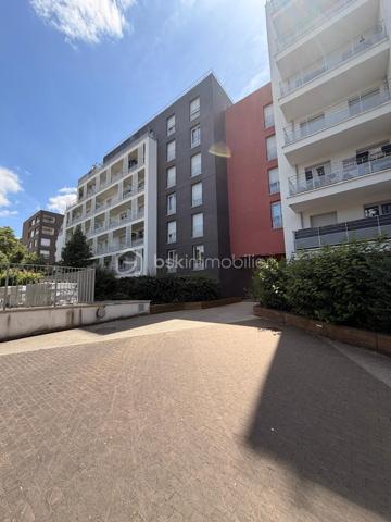 Contact : SOPHIA GACI  - 06.15.07.82.92

Secteur  : Paul de Kock, Romainville (93230)
Prix : 160 000 €  FAI
Surface : 27,07 m² (Loi Carrez) + Terrasse 5,5 m²
Étage : 2ème étage sur 6 (avec ascenseur)

📝 Descriptif du bien
Situé au sein d'une copropriété de standing récente (2019) très recherchée, venez découvrir ce superbe et grand studio de 27,07 m², lumineux et parfaitement agencé. L'immeuble se distingue par la grande qualité de ses prestations et des parties communes irréprochables.

Le bien se compose :

D'une pièce de vie spacieuse et facile à meubler, baignée de lumière, s'ouvrant sur l'extérieur.

D'une magnifique terrasse de 5,5 m², un véritable espace de vie supplémentaire pour les beaux jours.

D'une grande salle d'eau moderne avec WC intégré et espace machine.

📍 Emplacement privilégié
Idéalement situé, vous profitez d'un environnement calme tout en restant à proximité immédiate des commerces, des commodités et des transports pour un accès rapide à Paris.

💼 Côté Investissement (Opportunité Fin de Pinel)
Le point fort : Le logement est aujourd'hui vendu libre de toute occupation et sorti du dispositif Pinel.

Pour un investisseur : Vous êtes désormais totalement libre de fixer le nouveau loyer au prix du marché (sans plafonnement Pinel), ce qui garantit une rentabilité immédiate bien supérieure !

Pour un acheteur en résidence principale : Posez vos valises dans un appartement quasi-neuf sans attendre la fin d'un bail.

🔍 Informations financières & techniques
Année de construction : 2019 (Normes RT2012, excellente isolation thermique et phonique).

Étage : 2ème sur 6 avec ascenseur.

Charges de copropriété : 2 688 € / an (soit environ 224 € / mois, incluant l'entretien de cet immeuble de standing, l'ascenseur et les charges communes, eau chaude, eau froide).

DPE : EN COURS

📞 Contactez-nous dès aujourd'hui pour planifier une visite ! Un bien de cette qualité dans une résidence de 2019 avec extérieur est un produit rare sur le secteur.