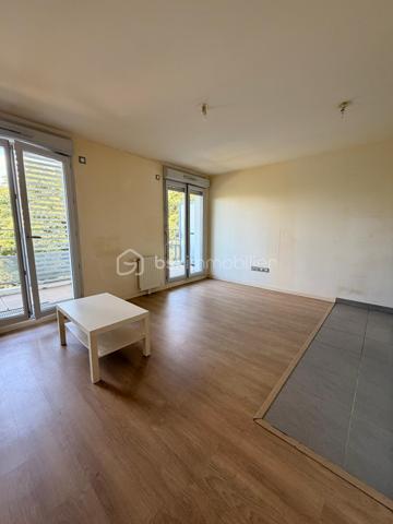 Contact : SOPHIA GACI  - 06.15.07.82.92

Secteur  : Paul de Kock, Romainville (93230)
Prix : 160 000 €  FAI
Surface : 27,07 m² (Loi Carrez) + Terrasse 5,5 m²
Étage : 2ème étage sur 6 (avec ascenseur)

📝 Descriptif du bien
Situé au sein d'une copropriété de standing récente (2019) très recherchée, venez découvrir ce superbe et grand studio de 27,07 m², lumineux et parfaitement agencé. L'immeuble se distingue par la grande qualité de ses prestations et des parties communes irréprochables.

Le bien se compose :

D'une pièce de vie spacieuse et facile à meubler, baignée de lumière, s'ouvrant sur l'extérieur.

D'une magnifique terrasse de 5,5 m², un véritable espace de vie supplémentaire pour les beaux jours.

D'une grande salle d'eau moderne avec WC intégré et espace machine.

📍 Emplacement privilégié
Idéalement situé, vous profitez d'un environnement calme tout en restant à proximité immédiate des commerces, des commodités et des transports pour un accès rapide à Paris.

💼 Côté Investissement (Opportunité Fin de Pinel)
Le point fort : Le logement est aujourd'hui vendu libre de toute occupation et sorti du dispositif Pinel.

Pour un investisseur : Vous êtes désormais totalement libre de fixer le nouveau loyer au prix du marché (sans plafonnement Pinel), ce qui garantit une rentabilité immédiate bien supérieure !

Pour un acheteur en résidence principale : Posez vos valises dans un appartement quasi-neuf sans attendre la fin d'un bail.

🔍 Informations financières & techniques
Année de construction : 2019 (Normes RT2012, excellente isolation thermique et phonique).

Étage : 2ème sur 6 avec ascenseur.

Charges de copropriété : 2 688 € / an (soit environ 224 € / mois, incluant l'entretien de cet immeuble de standing, l'ascenseur et les charges communes, eau chaude, eau froide).

DPE : EN COURS

📞 Contactez-nous dès aujourd'hui pour planifier une visite ! Un bien de cette qualité dans une résidence de 2019 avec extérieur est un produit rare sur le secteur.
