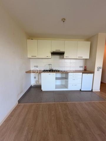 Contact : SOPHIA GACI  - 06.15.07.82.92

Secteur  : Paul de Kock, Romainville (93230)
Prix : 160 000 €  FAI
Surface : 27,07 m² (Loi Carrez) + Terrasse 5,5 m²
Étage : 2ème étage sur 6 (avec ascenseur)

📝 Descriptif du bien
Situé au sein d'une copropriété de standing récente (2019) très recherchée, venez découvrir ce superbe et grand studio de 27,07 m², lumineux et parfaitement agencé. L'immeuble se distingue par la grande qualité de ses prestations et des parties communes irréprochables.

Le bien se compose :

D'une pièce de vie spacieuse et facile à meubler, baignée de lumière, s'ouvrant sur l'extérieur.

D'une magnifique terrasse de 5,5 m², un véritable espace de vie supplémentaire pour les beaux jours.

D'une grande salle d'eau moderne avec WC intégré et espace machine.

📍 Emplacement privilégié
Idéalement situé, vous profitez d'un environnement calme tout en restant à proximité immédiate des commerces, des commodités et des transports pour un accès rapide à Paris.

💼 Côté Investissement (Opportunité Fin de Pinel)
Le point fort : Le logement est aujourd'hui vendu libre de toute occupation et sorti du dispositif Pinel.

Pour un investisseur : Vous êtes désormais totalement libre de fixer le nouveau loyer au prix du marché (sans plafonnement Pinel), ce qui garantit une rentabilité immédiate bien supérieure !

Pour un acheteur en résidence principale : Posez vos valises dans un appartement quasi-neuf sans attendre la fin d'un bail.

🔍 Informations financières & techniques
Année de construction : 2019 (Normes RT2012, excellente isolation thermique et phonique).

Étage : 2ème sur 6 avec ascenseur.

Charges de copropriété : 2 688 € / an (soit environ 224 € / mois, incluant l'entretien de cet immeuble de standing, l'ascenseur et les charges communes, eau chaude, eau froide).

DPE : EN COURS

📞 Contactez-nous dès aujourd'hui pour planifier une visite ! Un bien de cette qualité dans une résidence de 2019 avec extérieur est un produit rare sur le secteur.
