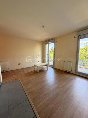Contact : SOPHIA GACI  - 06.15.07.82.92

Secteur  : Paul de Kock, Romainville (93230)
Prix : 160 000 €  FAI
Surface : 27,07 m² (Loi Carrez) + Terrasse 5,5 m²
Étage : 2ème étage sur 6 (avec ascenseur)

📝 Descriptif du bien
Situé au sein d'une copropriété de standing récente (2019) très recherchée, venez découvrir ce superbe et grand studio de 27,07 m², lumineux et parfaitement agencé. L'immeuble se distingue par la grande qualité de ses prestations et des parties communes irréprochables.

Le bien se compose :

D'une pièce de vie spacieuse et facile à meubler, baignée de lumière, s'ouvrant sur l'extérieur.

D'une magnifique terrasse de 5,5 m², un véritable espace de vie supplémentaire pour les beaux jours.

D'une grande salle d'eau moderne avec WC intégré et espace machine.

📍 Emplacement privilégié
Idéalement situé, vous profitez d'un environnement calme tout en restant à proximité immédiate des commerces, des commodités et des transports pour un accès rapide à Paris.

💼 Côté Investissement (Opportunité Fin de Pinel)
Le point fort : Le logement est aujourd'hui vendu libre de toute occupation et sorti du dispositif Pinel.

Pour un investisseur : Vous êtes désormais totalement libre de fixer le nouveau loyer au prix du marché (sans plafonnement Pinel), ce qui garantit une rentabilité immédiate bien supérieure !

Pour un acheteur en résidence principale : Posez vos valises dans un appartement quasi-neuf sans attendre la fin d'un bail.

🔍 Informations financières & techniques
Année de construction : 2019 (Normes RT2012, excellente isolation thermique et phonique).

Étage : 2ème sur 6 avec ascenseur.

Charges de copropriété : 2 688 € / an (soit environ 224 € / mois, incluant l'entretien de cet immeuble de standing, l'ascenseur et les charges communes, eau chaude, eau froide).

DPE : EN COURS

📞 Contactez-nous dès aujourd'hui pour planifier une visite ! Un bien de cette qualité dans une résidence de 2019 avec extérieur est un produit rare sur le secteur.