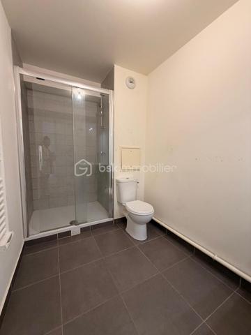 Contact : SOPHIA GACI  - 06.15.07.82.92

Secteur  : Paul de Kock, Romainville (93230)
Prix : 160 000 €  FAI
Surface : 27,07 m² (Loi Carrez) + Terrasse 5,5 m²
Étage : 2ème étage sur 6 (avec ascenseur)

📝 Descriptif du bien
Situé au sein d'une copropriété de standing récente (2019) très recherchée, venez découvrir ce superbe et grand studio de 27,07 m², lumineux et parfaitement agencé. L'immeuble se distingue par la grande qualité de ses prestations et des parties communes irréprochables.

Le bien se compose :

D'une pièce de vie spacieuse et facile à meubler, baignée de lumière, s'ouvrant sur l'extérieur.

D'une magnifique terrasse de 5,5 m², un véritable espace de vie supplémentaire pour les beaux jours.

D'une grande salle d'eau moderne avec WC intégré et espace machine.

📍 Emplacement privilégié
Idéalement situé, vous profitez d'un environnement calme tout en restant à proximité immédiate des commerces, des commodités et des transports pour un accès rapide à Paris.

💼 Côté Investissement (Opportunité Fin de Pinel)
Le point fort : Le logement est aujourd'hui vendu libre de toute occupation et sorti du dispositif Pinel.

Pour un investisseur : Vous êtes désormais totalement libre de fixer le nouveau loyer au prix du marché (sans plafonnement Pinel), ce qui garantit une rentabilité immédiate bien supérieure !

Pour un acheteur en résidence principale : Posez vos valises dans un appartement quasi-neuf sans attendre la fin d'un bail.

🔍 Informations financières & techniques
Année de construction : 2019 (Normes RT2012, excellente isolation thermique et phonique).

Étage : 2ème sur 6 avec ascenseur.

Charges de copropriété : 2 688 € / an (soit environ 224 € / mois, incluant l'entretien de cet immeuble de standing, l'ascenseur et les charges communes, eau chaude, eau froide).

DPE : EN COURS

📞 Contactez-nous dès aujourd'hui pour planifier une visite ! Un bien de cette qualité dans une résidence de 2019 avec extérieur est un produit rare sur le secteur.