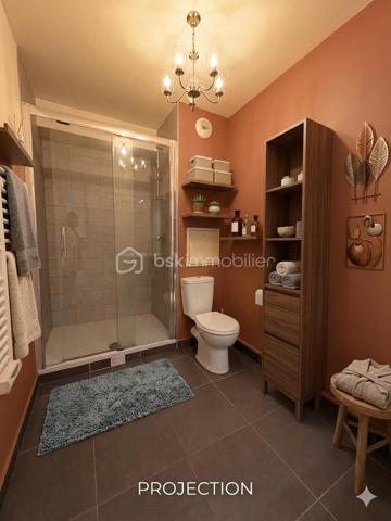 Contact : SOPHIA GACI  - 06.15.07.82.92

Secteur  : Paul de Kock, Romainville (93230)
Prix : 160 000 €  FAI
Surface : 27,07 m² (Loi Carrez) + Terrasse 5,5 m²
Étage : 2ème étage sur 6 (avec ascenseur)

📝 Descriptif du bien
Situé au sein d'une copropriété de standing récente (2019) très recherchée, venez découvrir ce superbe et grand studio de 27,07 m², lumineux et parfaitement agencé. L'immeuble se distingue par la grande qualité de ses prestations et des parties communes irréprochables.

Le bien se compose :

D'une pièce de vie spacieuse et facile à meubler, baignée de lumière, s'ouvrant sur l'extérieur.

D'une magnifique terrasse de 5,5 m², un véritable espace de vie supplémentaire pour les beaux jours.

D'une grande salle d'eau moderne avec WC intégré et espace machine.

📍 Emplacement privilégié
Idéalement situé, vous profitez d'un environnement calme tout en restant à proximité immédiate des commerces, des commodités et des transports pour un accès rapide à Paris.

💼 Côté Investissement (Opportunité Fin de Pinel)
Le point fort : Le logement est aujourd'hui vendu libre de toute occupation et sorti du dispositif Pinel.

Pour un investisseur : Vous êtes désormais totalement libre de fixer le nouveau loyer au prix du marché (sans plafonnement Pinel), ce qui garantit une rentabilité immédiate bien supérieure !

Pour un acheteur en résidence principale : Posez vos valises dans un appartement quasi-neuf sans attendre la fin d'un bail.

🔍 Informations financières & techniques
Année de construction : 2019 (Normes RT2012, excellente isolation thermique et phonique).

Étage : 2ème sur 6 avec ascenseur.

Charges de copropriété : 2 688 € / an (soit environ 224 € / mois, incluant l'entretien de cet immeuble de standing, l'ascenseur et les charges communes, eau chaude, eau froide).

DPE : EN COURS

📞 Contactez-nous dès aujourd'hui pour planifier une visite ! Un bien de cette qualité dans une résidence de 2019 avec extérieur est un produit rare sur le secteur.