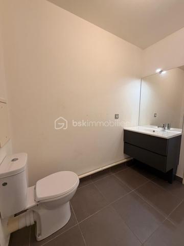 Contact : SOPHIA GACI  - 06.15.07.82.92

Secteur  : Paul de Kock, Romainville (93230)
Prix : 160 000 €  FAI
Surface : 27,07 m² (Loi Carrez) + Terrasse 5,5 m²
Étage : 2ème étage sur 6 (avec ascenseur)

📝 Descriptif du bien
Situé au sein d'une copropriété de standing récente (2019) très recherchée, venez découvrir ce superbe et grand studio de 27,07 m², lumineux et parfaitement agencé. L'immeuble se distingue par la grande qualité de ses prestations et des parties communes irréprochables.

Le bien se compose :

D'une pièce de vie spacieuse et facile à meubler, baignée de lumière, s'ouvrant sur l'extérieur.

D'une magnifique terrasse de 5,5 m², un véritable espace de vie supplémentaire pour les beaux jours.

D'une grande salle d'eau moderne avec WC intégré et espace machine.

📍 Emplacement privilégié
Idéalement situé, vous profitez d'un environnement calme tout en restant à proximité immédiate des commerces, des commodités et des transports pour un accès rapide à Paris.

💼 Côté Investissement (Opportunité Fin de Pinel)
Le point fort : Le logement est aujourd'hui vendu libre de toute occupation et sorti du dispositif Pinel.

Pour un investisseur : Vous êtes désormais totalement libre de fixer le nouveau loyer au prix du marché (sans plafonnement Pinel), ce qui garantit une rentabilité immédiate bien supérieure !

Pour un acheteur en résidence principale : Posez vos valises dans un appartement quasi-neuf sans attendre la fin d'un bail.

🔍 Informations financières & techniques
Année de construction : 2019 (Normes RT2012, excellente isolation thermique et phonique).

Étage : 2ème sur 6 avec ascenseur.

Charges de copropriété : 2 688 € / an (soit environ 224 € / mois, incluant l'entretien de cet immeuble de standing, l'ascenseur et les charges communes, eau chaude, eau froide).

DPE : EN COURS

📞 Contactez-nous dès aujourd'hui pour planifier une visite ! Un bien de cette qualité dans une résidence de 2019 avec extérieur est un produit rare sur le secteur.