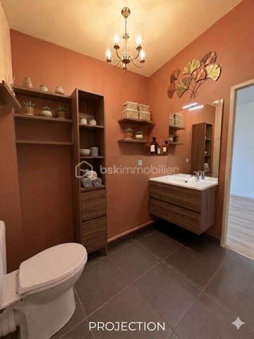 Contact : SOPHIA GACI  - 06.15.07.82.92

Secteur  : Paul de Kock, Romainville (93230)
Prix : 160 000 €  FAI
Surface : 27,07 m² (Loi Carrez) + Terrasse 5,5 m²
Étage : 2ème étage sur 6 (avec ascenseur)

📝 Descriptif du bien
Situé au sein d'une copropriété de standing récente (2019) très recherchée, venez découvrir ce superbe et grand studio de 27,07 m², lumineux et parfaitement agencé. L'immeuble se distingue par la grande qualité de ses prestations et des parties communes irréprochables.

Le bien se compose :

D'une pièce de vie spacieuse et facile à meubler, baignée de lumière, s'ouvrant sur l'extérieur.

D'une magnifique terrasse de 5,5 m², un véritable espace de vie supplémentaire pour les beaux jours.

D'une grande salle d'eau moderne avec WC intégré et espace machine.

📍 Emplacement privilégié
Idéalement situé, vous profitez d'un environnement calme tout en restant à proximité immédiate des commerces, des commodités et des transports pour un accès rapide à Paris.

💼 Côté Investissement (Opportunité Fin de Pinel)
Le point fort : Le logement est aujourd'hui vendu libre de toute occupation et sorti du dispositif Pinel.

Pour un investisseur : Vous êtes désormais totalement libre de fixer le nouveau loyer au prix du marché (sans plafonnement Pinel), ce qui garantit une rentabilité immédiate bien supérieure !

Pour un acheteur en résidence principale : Posez vos valises dans un appartement quasi-neuf sans attendre la fin d'un bail.

🔍 Informations financières & techniques
Année de construction : 2019 (Normes RT2012, excellente isolation thermique et phonique).

Étage : 2ème sur 6 avec ascenseur.

Charges de copropriété : 2 688 € / an (soit environ 224 € / mois, incluant l'entretien de cet immeuble de standing, l'ascenseur et les charges communes, eau chaude, eau froide).

DPE : EN COURS

📞 Contactez-nous dès aujourd'hui pour planifier une visite ! Un bien de cette qualité dans une résidence de 2019 avec extérieur est un produit rare sur le secteur.