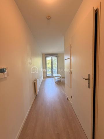 Contact : SOPHIA GACI  - 06.15.07.82.92

Secteur  : Paul de Kock, Romainville (93230)
Prix : 160 000 €  FAI
Surface : 27,07 m² (Loi Carrez) + Terrasse 5,5 m²
Étage : 2ème étage sur 6 (avec ascenseur)

📝 Descriptif du bien
Situé au sein d'une copropriété de standing récente (2019) très recherchée, venez découvrir ce superbe et grand studio de 27,07 m², lumineux et parfaitement agencé. L'immeuble se distingue par la grande qualité de ses prestations et des parties communes irréprochables.

Le bien se compose :

D'une pièce de vie spacieuse et facile à meubler, baignée de lumière, s'ouvrant sur l'extérieur.

D'une magnifique terrasse de 5,5 m², un véritable espace de vie supplémentaire pour les beaux jours.

D'une grande salle d'eau moderne avec WC intégré et espace machine.

📍 Emplacement privilégié
Idéalement situé, vous profitez d'un environnement calme tout en restant à proximité immédiate des commerces, des commodités et des transports pour un accès rapide à Paris.

💼 Côté Investissement (Opportunité Fin de Pinel)
Le point fort : Le logement est aujourd'hui vendu libre de toute occupation et sorti du dispositif Pinel.

Pour un investisseur : Vous êtes désormais totalement libre de fixer le nouveau loyer au prix du marché (sans plafonnement Pinel), ce qui garantit une rentabilité immédiate bien supérieure !

Pour un acheteur en résidence principale : Posez vos valises dans un appartement quasi-neuf sans attendre la fin d'un bail.

🔍 Informations financières & techniques
Année de construction : 2019 (Normes RT2012, excellente isolation thermique et phonique).

Étage : 2ème sur 6 avec ascenseur.

Charges de copropriété : 2 688 € / an (soit environ 224 € / mois, incluant l'entretien de cet immeuble de standing, l'ascenseur et les charges communes, eau chaude, eau froide).

DPE : EN COURS

📞 Contactez-nous dès aujourd'hui pour planifier une visite ! Un bien de cette qualité dans une résidence de 2019 avec extérieur est un produit rare sur le secteur.