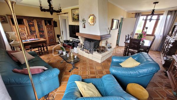 Nouveauté Thouaré sur Loire, Maison nantaise proposant au rez-de-chaussée : une entrée, un placard, 2 chambres, une salle d'eau avec toilettes. A l'étage, une chambre, une pièce de vie traversante avec cheminée, une cuisine dinatoire avec rangements, une salle de bain avec placard, un toilette séparé et un placard/dressing.
Pour compléter ce bien, vous aurez un grand garage sur toute la longueur de la maison, un jardin sans vis à vis, un cabanon pour stockage ou réception et un abri.
Au calme à proximité des écoles, transports, et commerces, contactez moi pour plus d'informations.