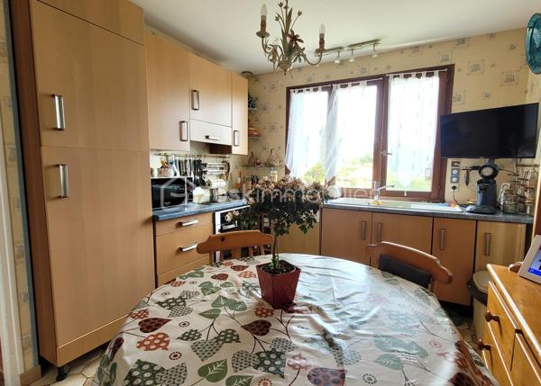Nouveauté Thouaré sur Loire, Maison nantaise proposant au rez-de-chaussée : une entrée, un placard, 2 chambres, une salle d'eau avec toilettes. A l'étage, une chambre, une pièce de vie traversante avec cheminée, une cuisine dinatoire avec rangements, une salle de bain avec placard, un toilette séparé et un placard/dressing.
Pour compléter ce bien, vous aurez un grand garage sur toute la longueur de la maison, un jardin sans vis à vis, un cabanon pour stockage ou réception et un abri.
Au calme à proximité des écoles, transports, et commerces, contactez moi pour plus d'informations.