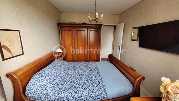 Nouveauté Thouaré sur Loire, Maison nantaise proposant au rez-de-chaussée : une entrée, un placard, 2 chambres, une salle d'eau avec toilettes. A l'étage, une chambre, une pièce de vie traversante avec cheminée, une cuisine dinatoire avec rangements, une salle de bain avec placard, un toilette séparé et un placard/dressing.
Pour compléter ce bien, vous aurez un grand garage sur toute la longueur de la maison, un jardin sans vis à vis, un cabanon pour stockage ou réception et un abri.
Au calme à proximité des écoles, transports, et commerces, contactez moi pour plus d'informations.