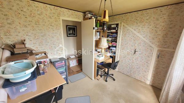 Nouveauté Thouaré sur Loire, Maison nantaise proposant au rez-de-chaussée : une entrée, un placard, 2 chambres, une salle d'eau avec toilettes. A l'étage, une chambre, une pièce de vie traversante avec cheminée, une cuisine dinatoire avec rangements, une salle de bain avec placard, un toilette séparé et un placard/dressing.
Pour compléter ce bien, vous aurez un grand garage sur toute la longueur de la maison, un jardin sans vis à vis, un cabanon pour stockage ou réception et un abri.
Au calme à proximité des écoles, transports, et commerces, contactez moi pour plus d'informations.
