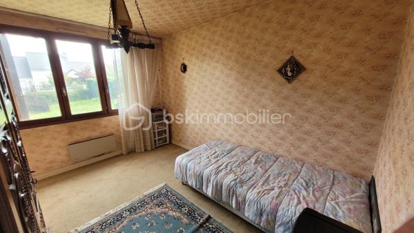 Nouveauté Thouaré sur Loire, Maison nantaise proposant au rez-de-chaussée : une entrée, un placard, 2 chambres, une salle d'eau avec toilettes. A l'étage, une chambre, une pièce de vie traversante avec cheminée, une cuisine dinatoire avec rangements, une salle de bain avec placard, un toilette séparé et un placard/dressing.
Pour compléter ce bien, vous aurez un grand garage sur toute la longueur de la maison, un jardin sans vis à vis, un cabanon pour stockage ou réception et un abri.
Au calme à proximité des écoles, transports, et commerces, contactez moi pour plus d'informations.