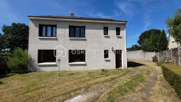 Nouveauté Thouaré sur Loire, Maison nantaise proposant au rez-de-chaussée : une entrée, un placard, 2 chambres, une salle d'eau avec toilettes. A l'étage, une chambre, une pièce de vie traversante avec cheminée, une cuisine dinatoire avec rangements, une salle de bain avec placard, un toilette séparé et un placard/dressing.
Pour compléter ce bien, vous aurez un grand garage sur toute la longueur de la maison, un jardin sans vis à vis, un cabanon pour stockage ou réception et un abri.
Au calme à proximité des écoles, transports, et commerces, contactez moi pour plus d'informations.