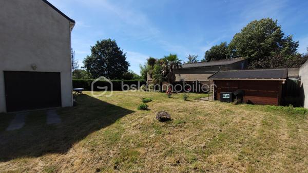 Nouveauté Thouaré sur Loire, Maison nantaise proposant au rez-de-chaussée : une entrée, un placard, 2 chambres, une salle d'eau avec toilettes. A l'étage, une chambre, une pièce de vie traversante avec cheminée, une cuisine dinatoire avec rangements, une salle de bain avec placard, un toilette séparé et un placard/dressing.
Pour compléter ce bien, vous aurez un grand garage sur toute la longueur de la maison, un jardin sans vis à vis, un cabanon pour stockage ou réception et un abri.
Au calme à proximité des écoles, transports, et commerces, contactez moi pour plus d'informations.