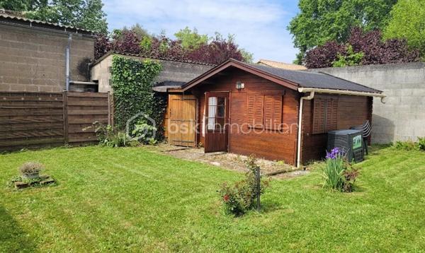 Nouveauté Thouaré sur Loire, Maison nantaise proposant au rez-de-chaussée : une entrée, un placard, 2 chambres, une salle d'eau avec toilettes. A l'étage, une chambre, une pièce de vie traversante avec cheminée, une cuisine dinatoire avec rangements, une salle de bain avec placard, un toilette séparé et un placard/dressing.
Pour compléter ce bien, vous aurez un grand garage sur toute la longueur de la maison, un jardin sans vis à vis, un cabanon pour stockage ou réception et un abri.
Au calme à proximité des écoles, transports, et commerces, contactez moi pour plus d'informations.