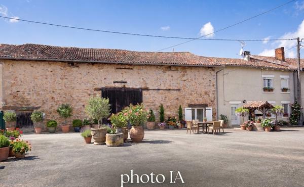 ENSEMBLE IMMOBILIER DE CARACTERE - 3 MAISONS, 2 GRANGES ET 1 PATIO - UN PROJET UNIQUE A IMAGINER