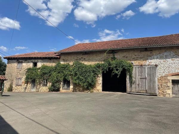 ENSEMBLE IMMOBILIER DE CARACTERE - 3 MAISONS, 2 GRANGES ET 1 PATIO - UN PROJET UNIQUE A IMAGINER