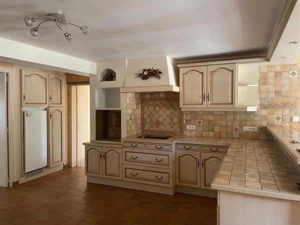 ENSEMBLE IMMOBILIER DE CARACTERE - 3 MAISONS, 2 GRANGES ET 1 PATIO - UN PROJET UNIQUE A IMAGINER