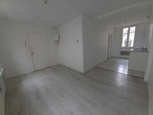 appartement F2 rdc 32.60m² 565€+85€