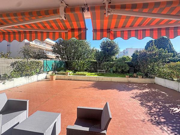 Appartement familial 3 chambres avec grande terrasse de 100 m² et piscine