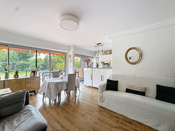 Appartement familial 3 chambres avec grande terrasse de 100 m² et piscine